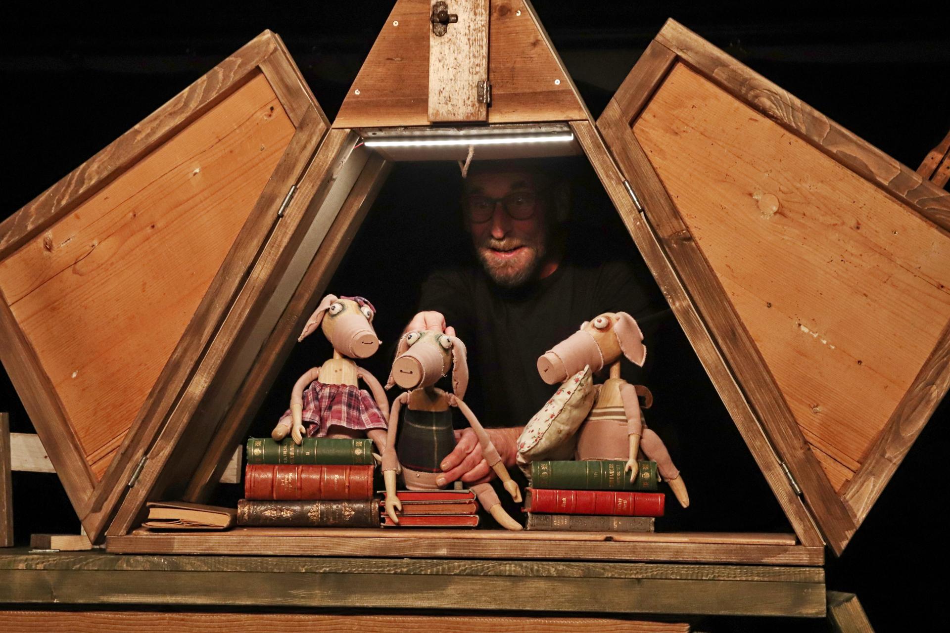 Lokvar: Tři prasátka