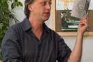 03_800px-Jáchym_Topol_s_knihou_2010-09-22_b (Jakub ŘEHÁK)