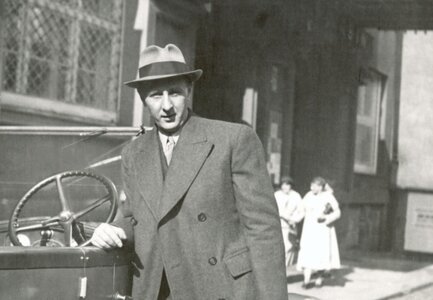 Setkání - Vernisáž s hudbou: Martinů kráčí Prahou