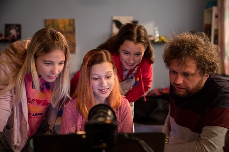 Film - Na hlavu: V síti