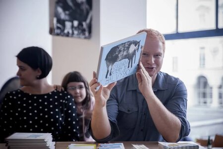 Literatura - Básník Robin Král čte dětem