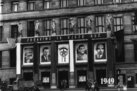 Průčelí knihovny slavnostně vyzdobené k IX. sjezdu KSČ, rok 1949