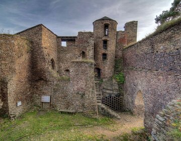Foto hradu: Lukáš Kalista – Vlastní dílo, CC BY-SA 4.0, commons.wikimedia.org/w/index.php?curid=37587073
