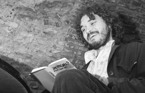 Literatura - Večer poezie – performance mezi knihami