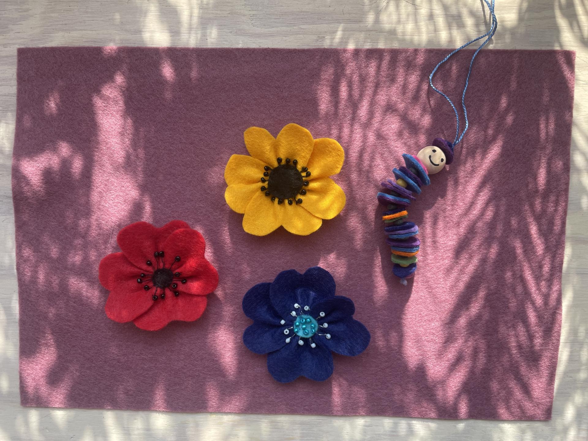 Květinové brože z filcu 