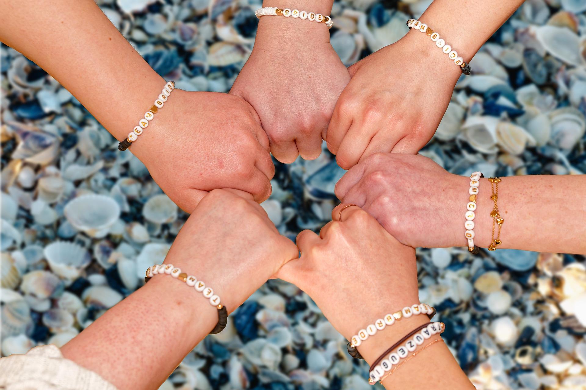 Náramkování – drhání, pletení náramků