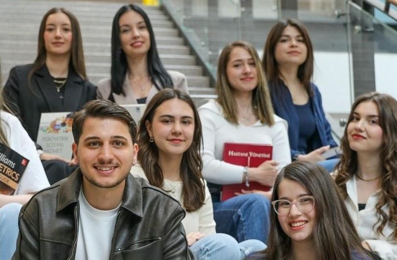 Rozhledna: březen 2026