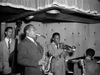 Tommy Potter, Charlie Parker, Max Roach, Miles Davis a Duke Jordan v srpnu 1947