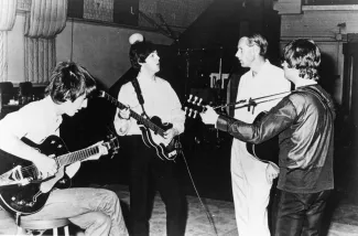 Harrison, McCartney a Lennon s Georgem Martinem ve studiu EMI, bez data
