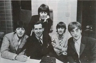 Beatles (s diskžokejem Jimem Staggem) během svého posledního turné v srpnu 1966 